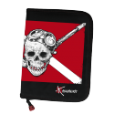 Pochette Carnet de Plongée Drapeau Pirate Plongée - Recto Pochette Carnet de Plongée Drapeau Pirate Plongée - Recto